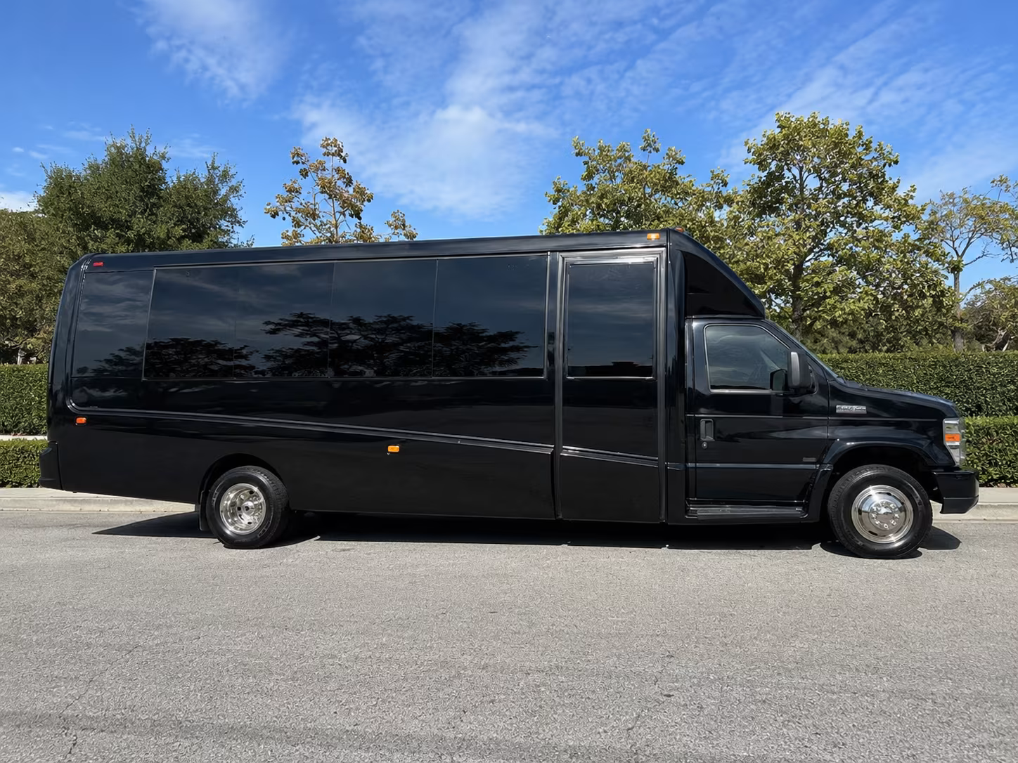 minibus rentals for small group winery tours near mckinney